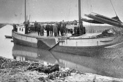 O8-90.-NW-Kanaal-A-met-boot-bij-opening-haven-en-Hekmanswijk